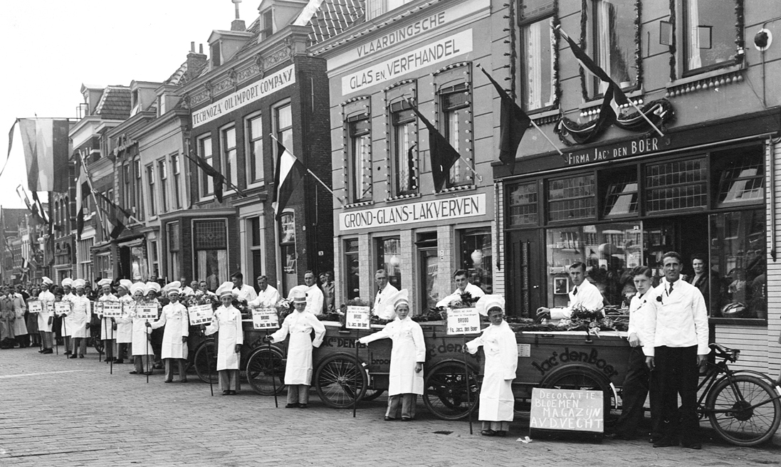 Bakkers en leerlingen bij het 50-jarig bestaan Jac's den Boer 1948, Westhavenkade Vlaardingen